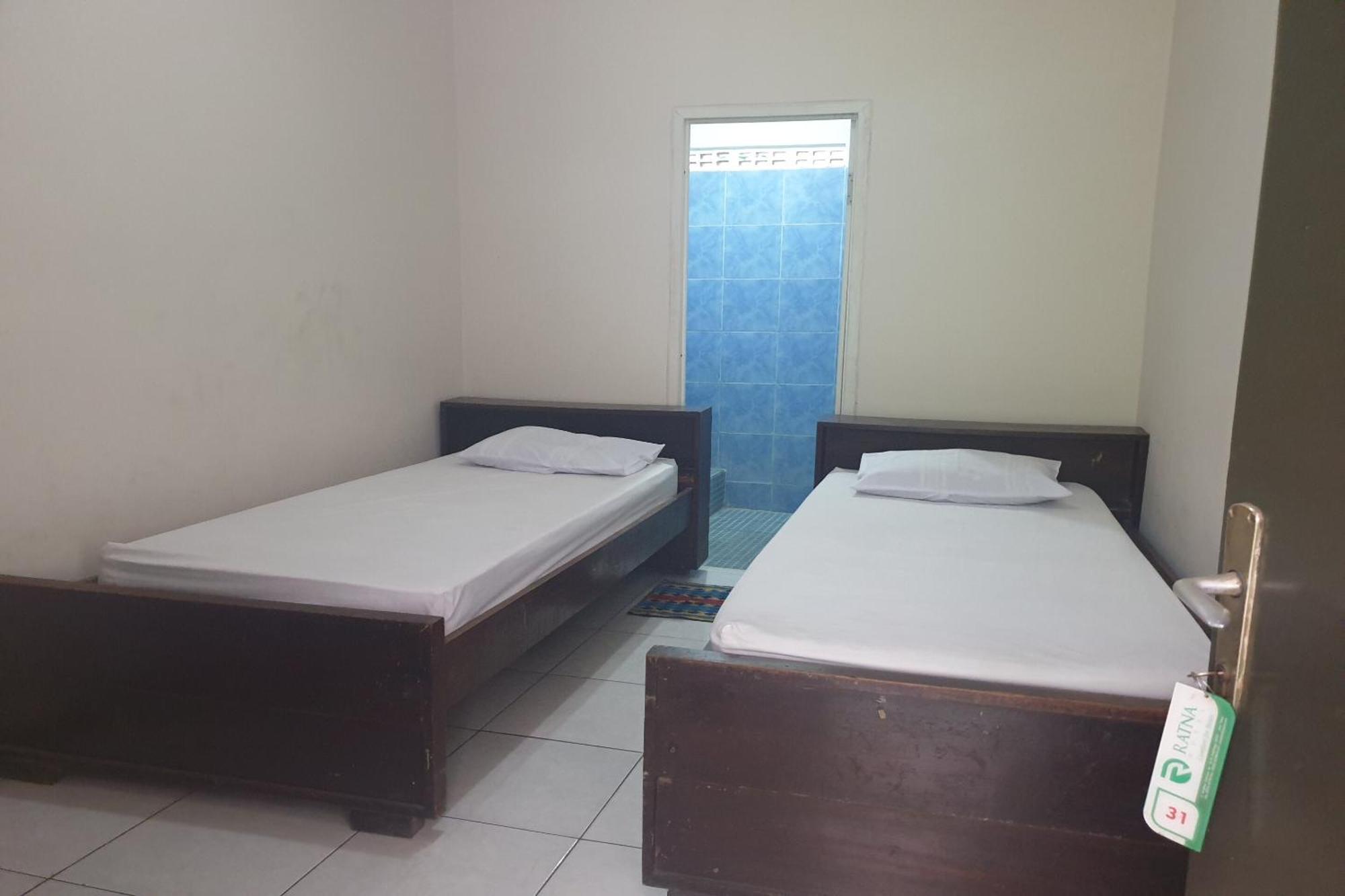 Hotel Oyo Life 2090 Ratna Backpacker Syariah Probolinggo Exterior foto