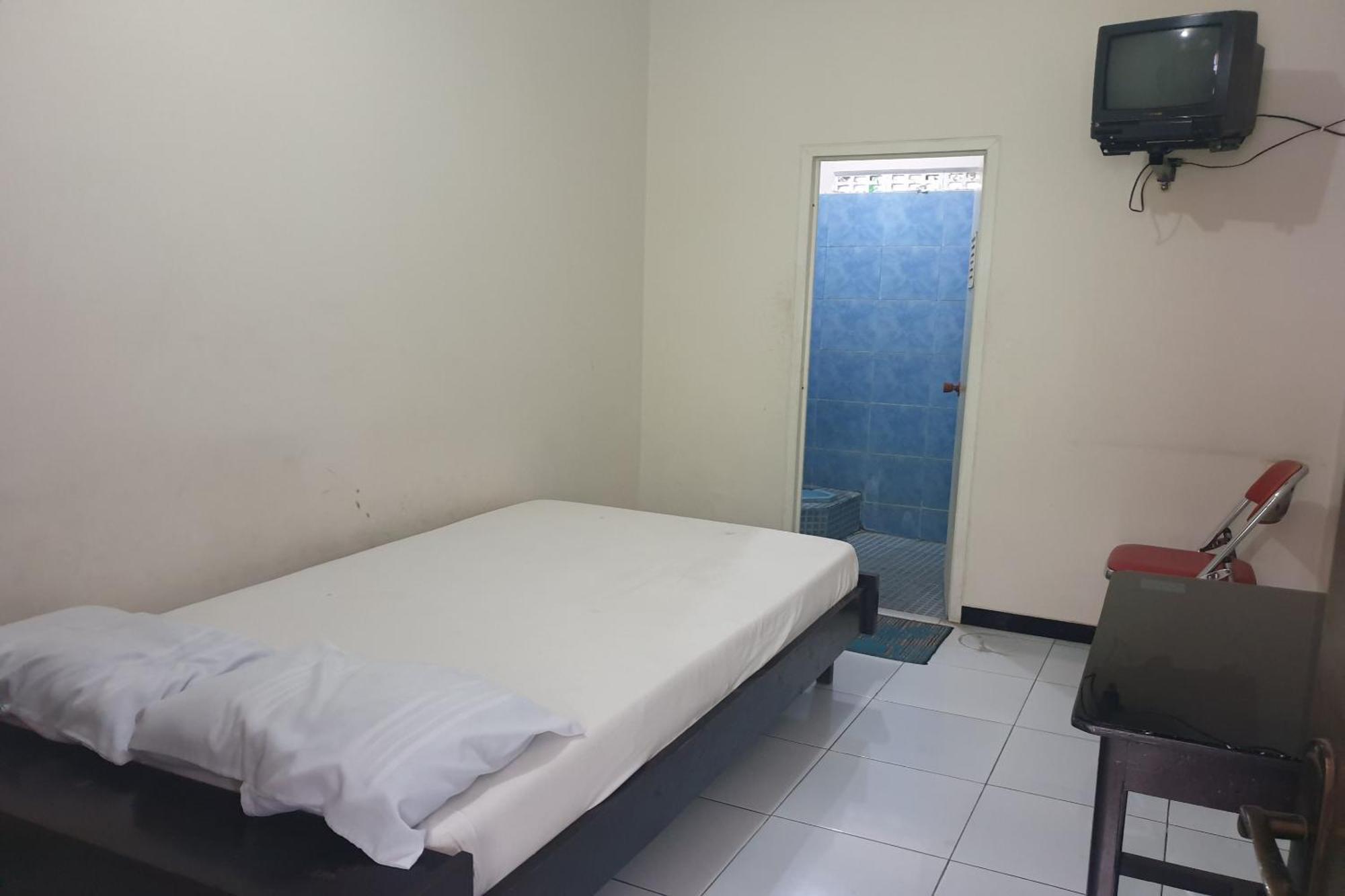 Hotel Oyo Life 2090 Ratna Backpacker Syariah Probolinggo Exterior foto