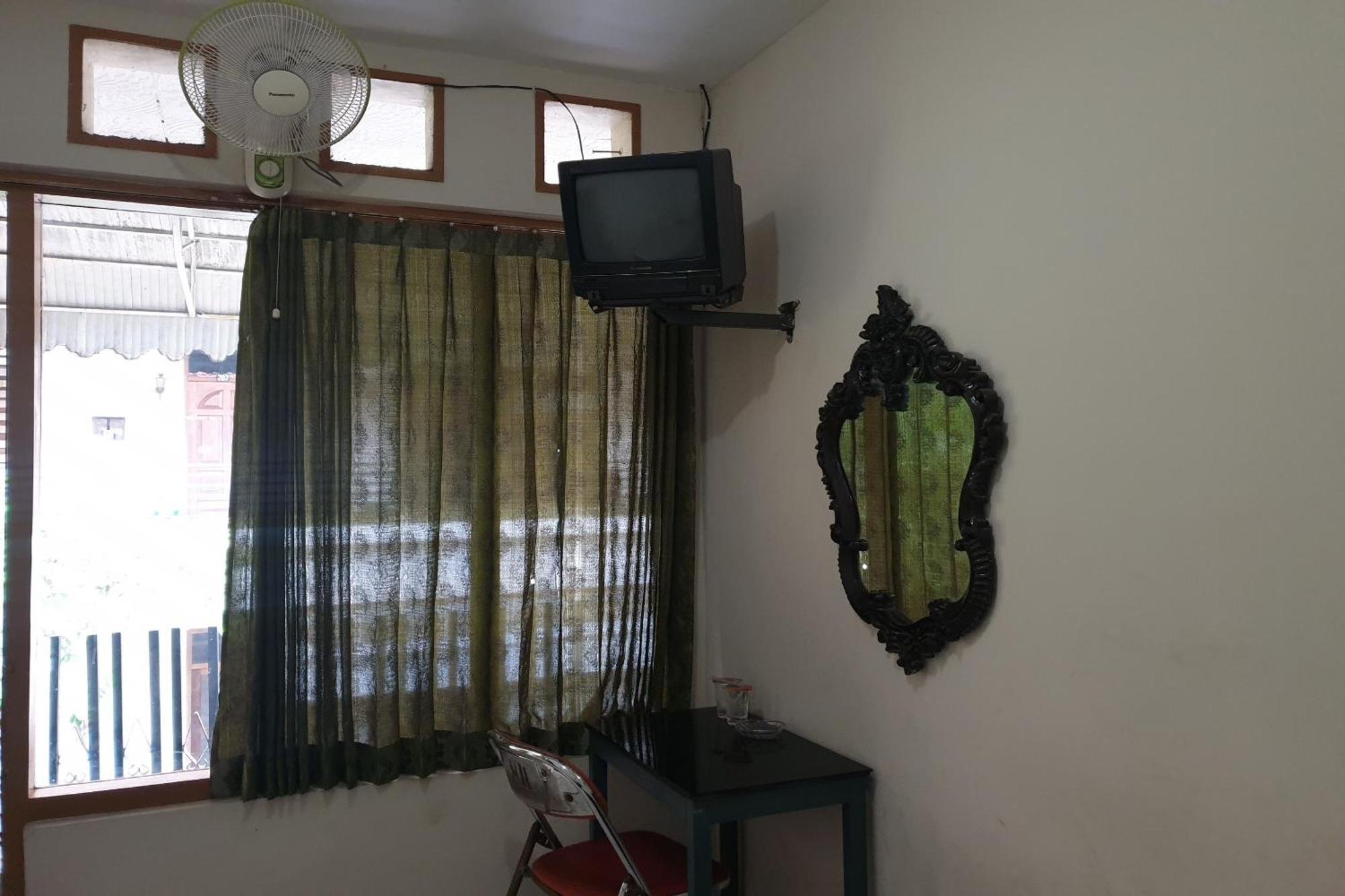 Hotel Oyo Life 2090 Ratna Backpacker Syariah Probolinggo Exterior foto