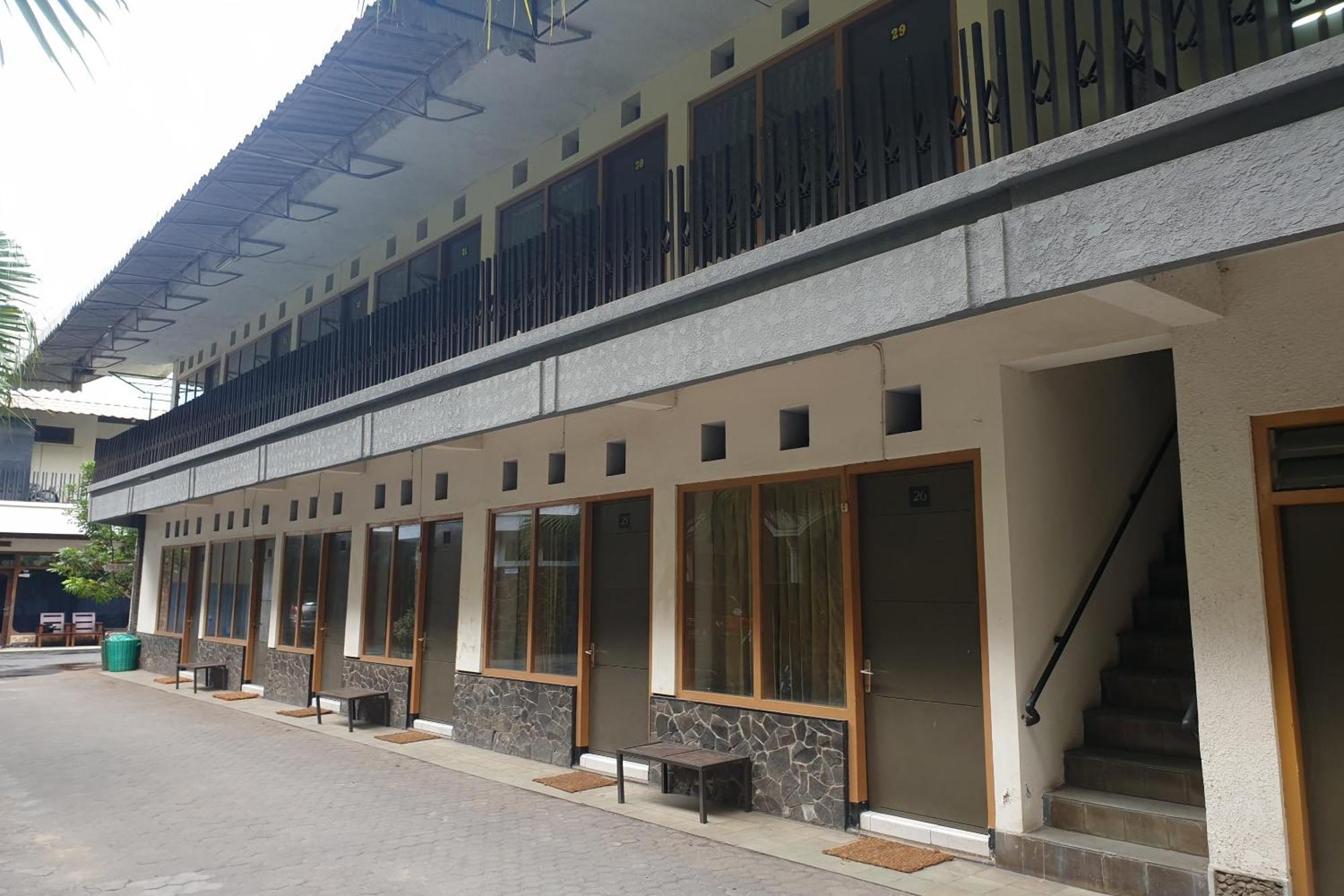 Hotel Oyo Life 2090 Ratna Backpacker Syariah Probolinggo Exterior foto