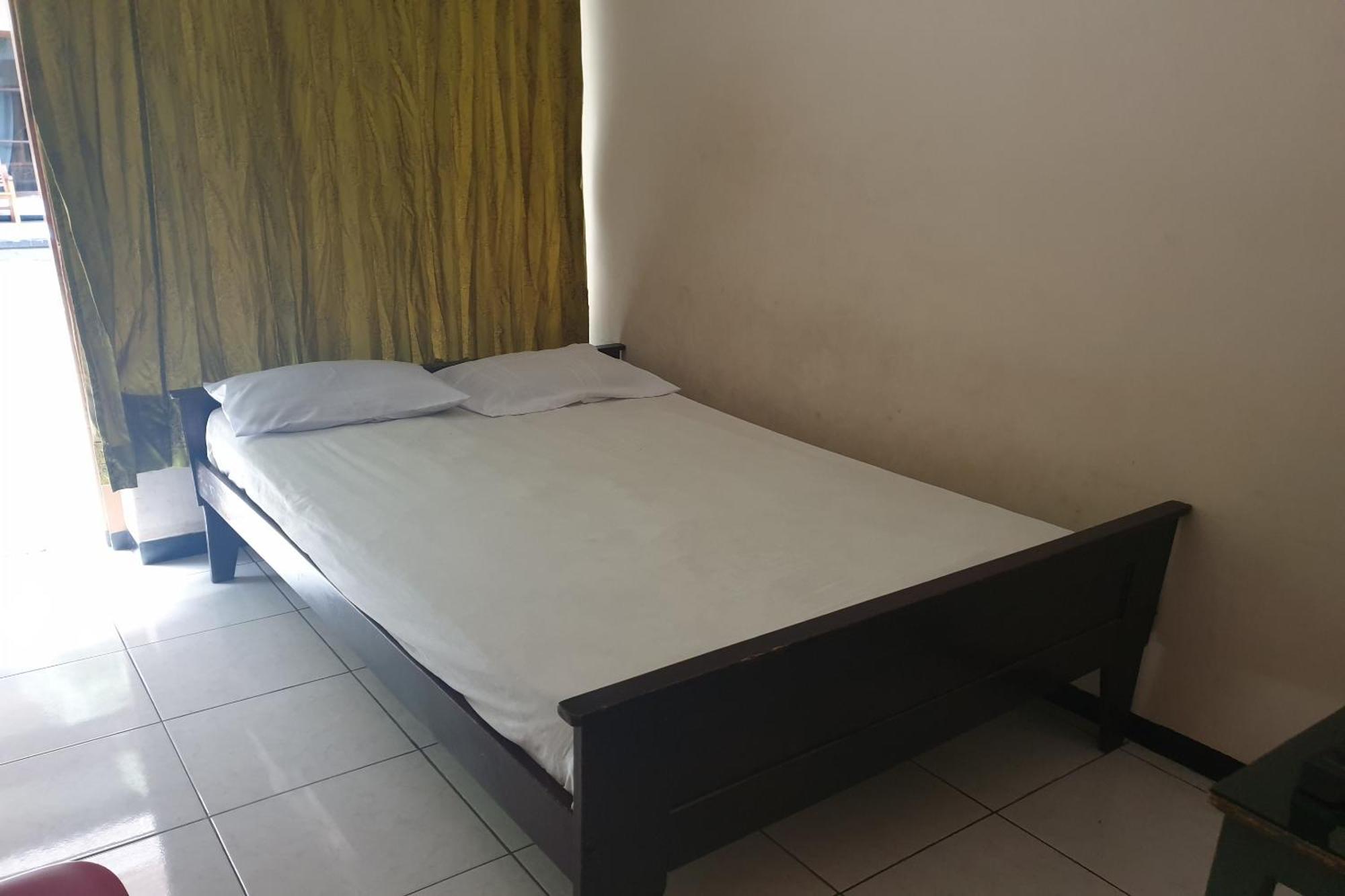 Hotel Oyo Life 2090 Ratna Backpacker Syariah Probolinggo Exterior foto